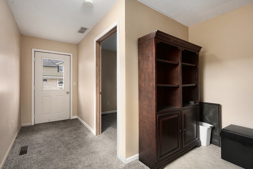 More Photos Of 50 E Main St, Grant Office For Sale