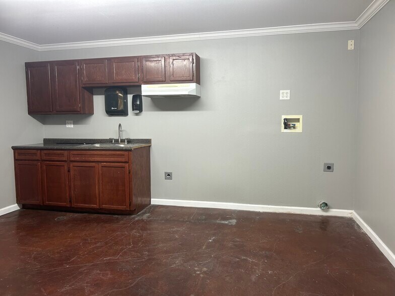 More Photos Of 6006 Ayers St, Corpus Christi Freestanding For Lease