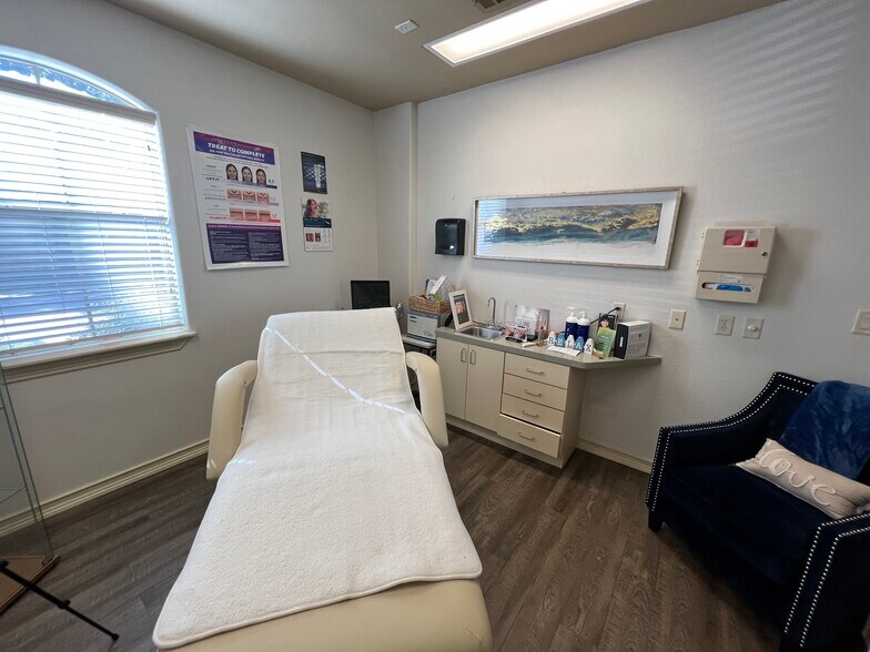 More Photos Of 2800 William D Tate Ave, Grapevine Medical For Lease