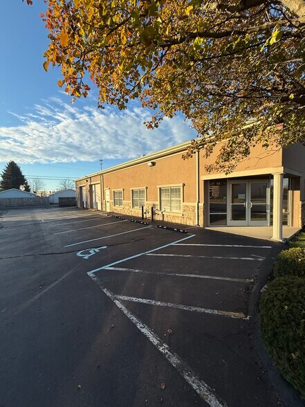 More Photos Of 869 W 2nd St, Xenia Showroom For Lease