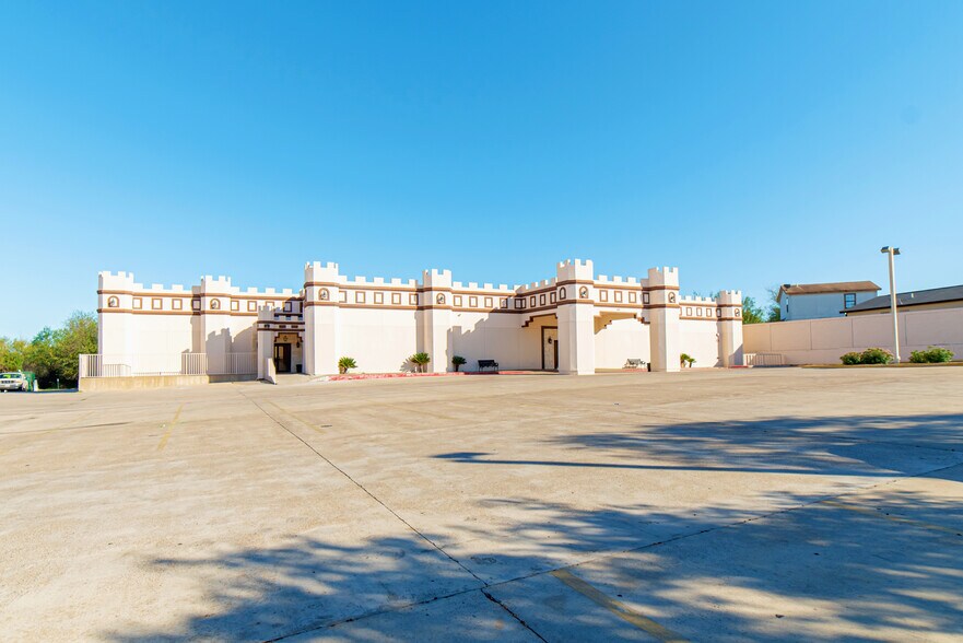 More Photos Of 819 Los Presidentes Ave, Laredo Storefront Retail Office For Sale
