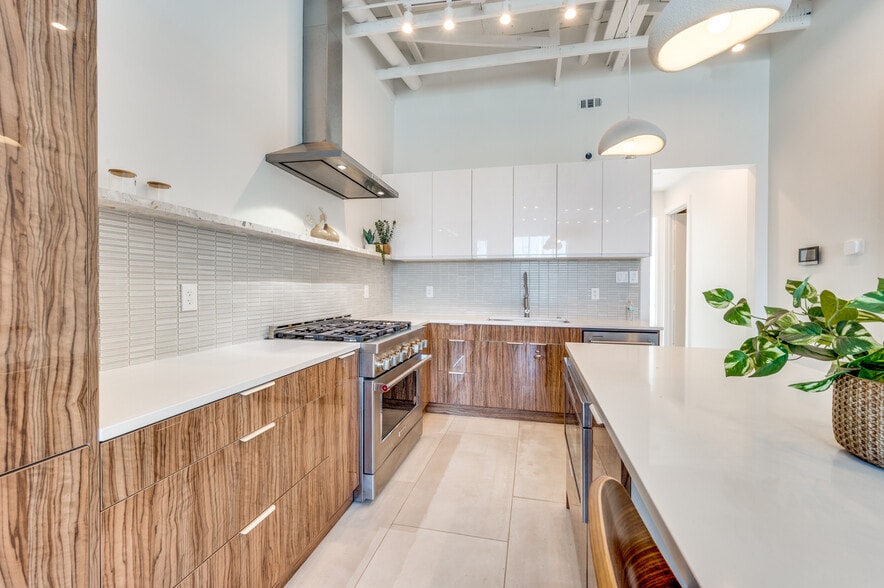 More Photos Of 4759 Algiers St, Dallas Loft Creative Space For Lease