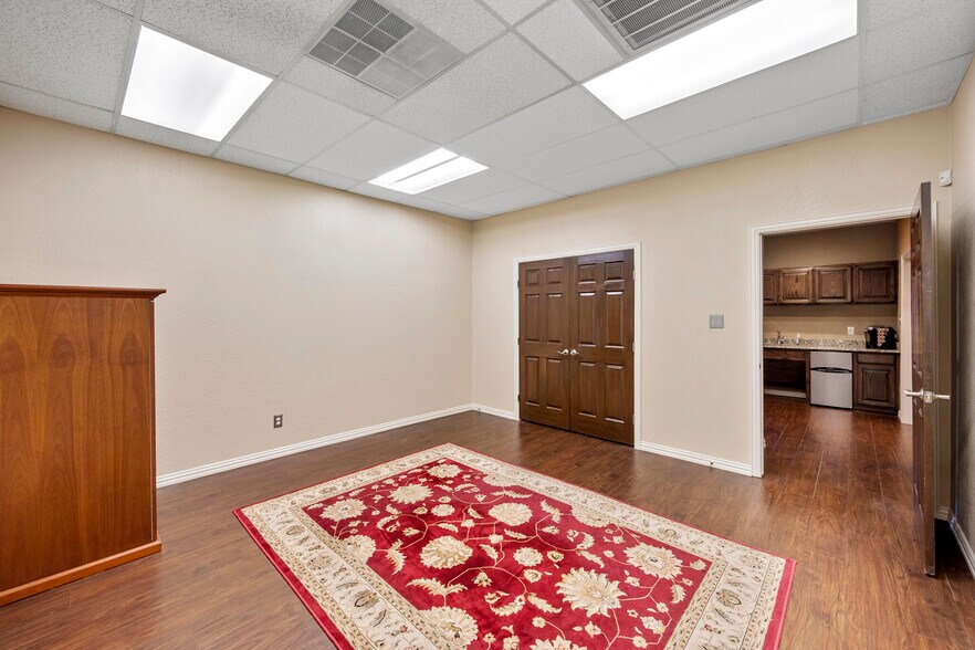 More Photos Of 2313 Roosevelt Dr, Dwg Office For Sale