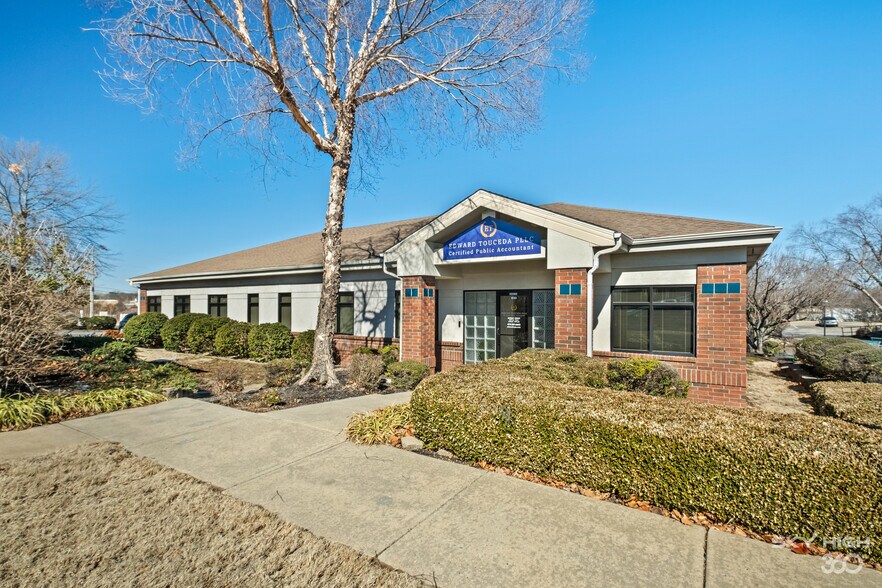 More Photos Of 3291 S Thompson St, Springdale Unknown For Lease