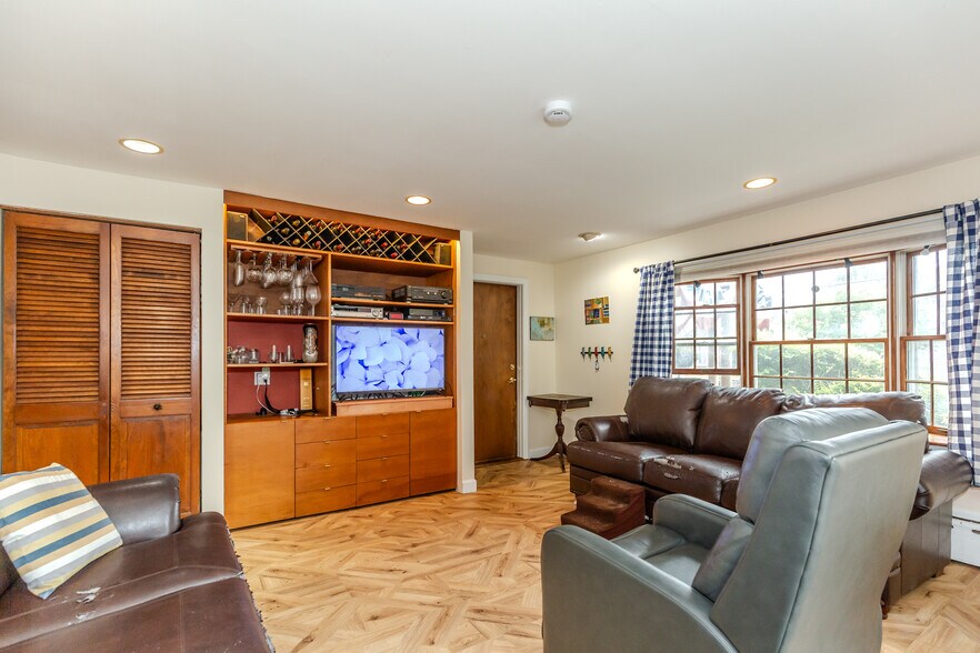 More Photos Of 80 Briarwood Ave, Middletown Apartments For Sale