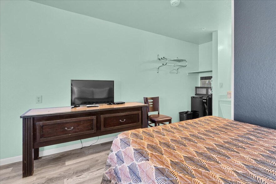 More Photos Of 1013 Front St, Soledad Hotel For Sale