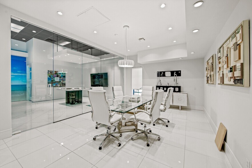 More Photos Of 100 S Washington Blvd, Sarasota Office For Sale