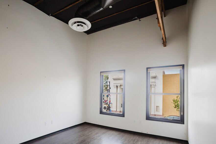 More Photos Of 10 Plaza Sq, Orange Storefront Retail Office For Lease