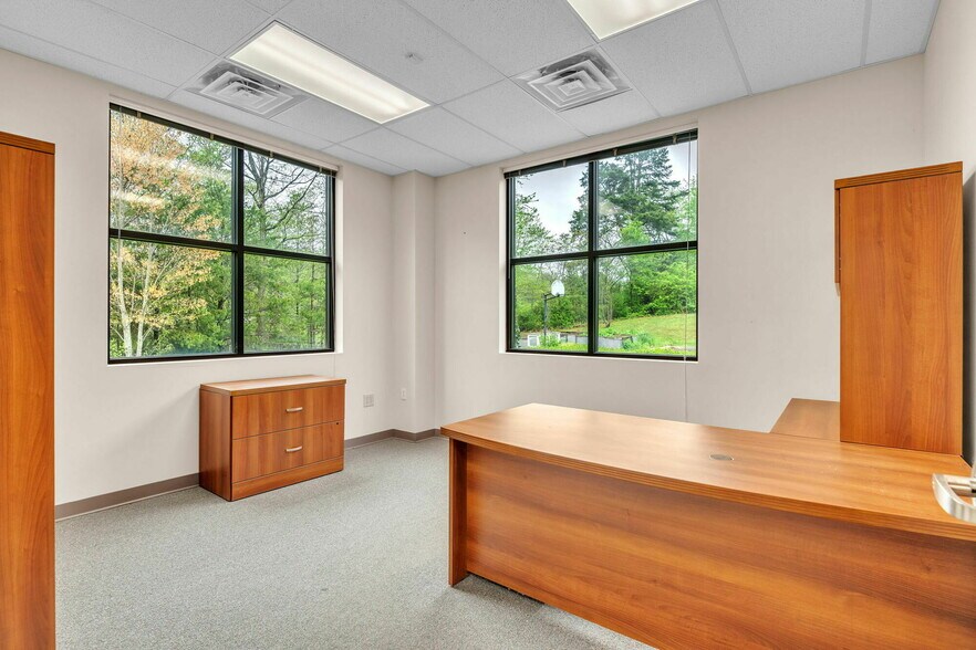 More Photos Of 2010 Castaic Ln, Knoxville Office For Sale