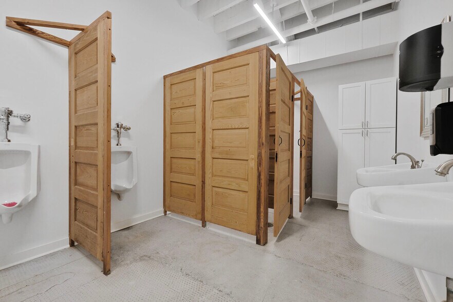 More Photos Of 2011 Magazine St, New Orleans Coworking Space