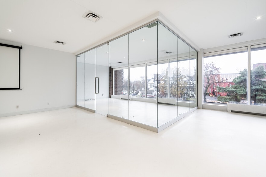 More Photos Of 570-572 Av Victoria, Saint-lambert Bank For Lease