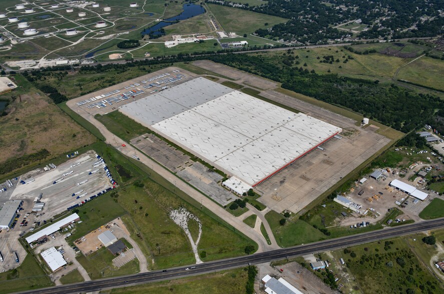 More Photos Of 2200 S Business 45, Corsicana Distribution For Lease