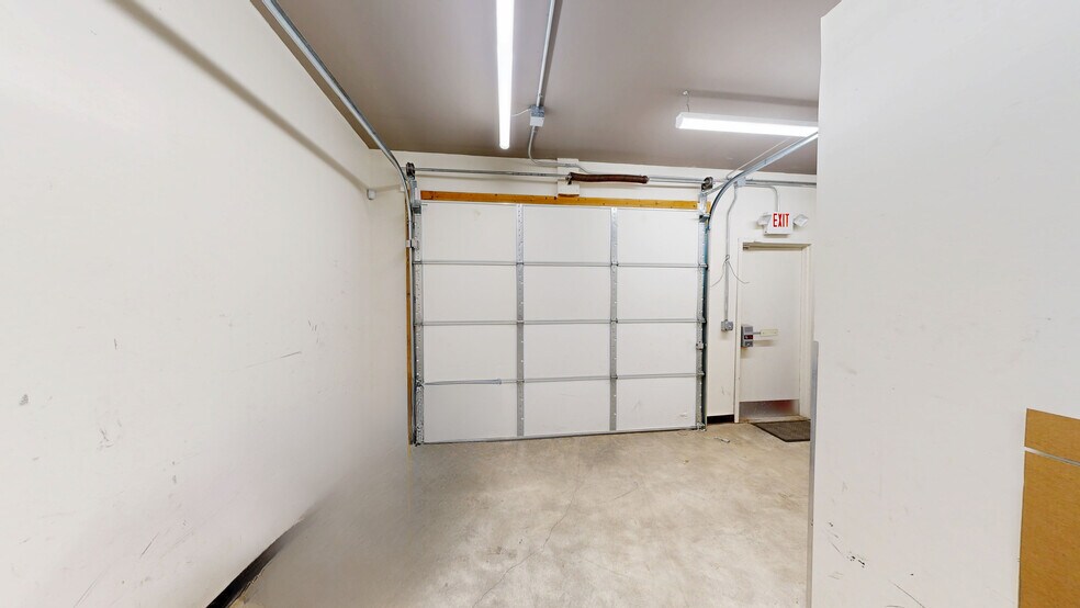 More Photos Of 2028 N Shiloh Dr, Fayetteville Showroom For Lease