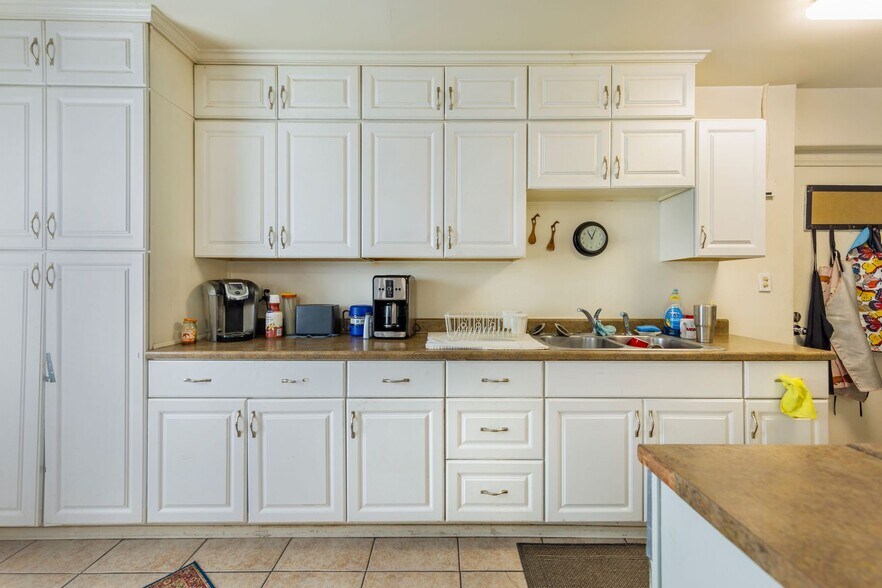 More Photos Of 690 N Ventura Ave, Oak View General Retail For Sale