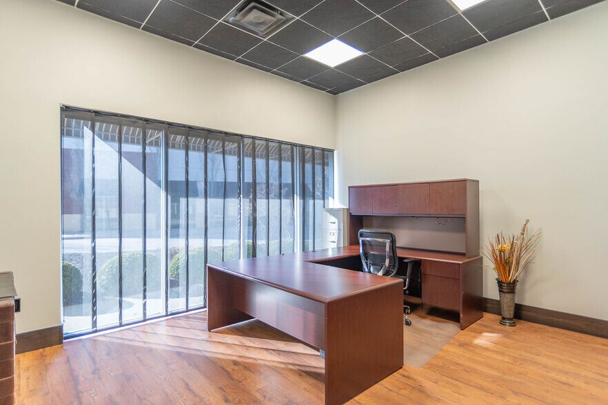 More Photos Of 170 N Perry Rd, Plainfield Freestanding For Lease