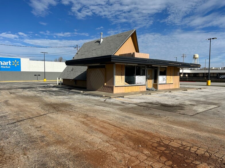 More Photos Of 1839 E Bennett St, Springfield Freestanding For Sale