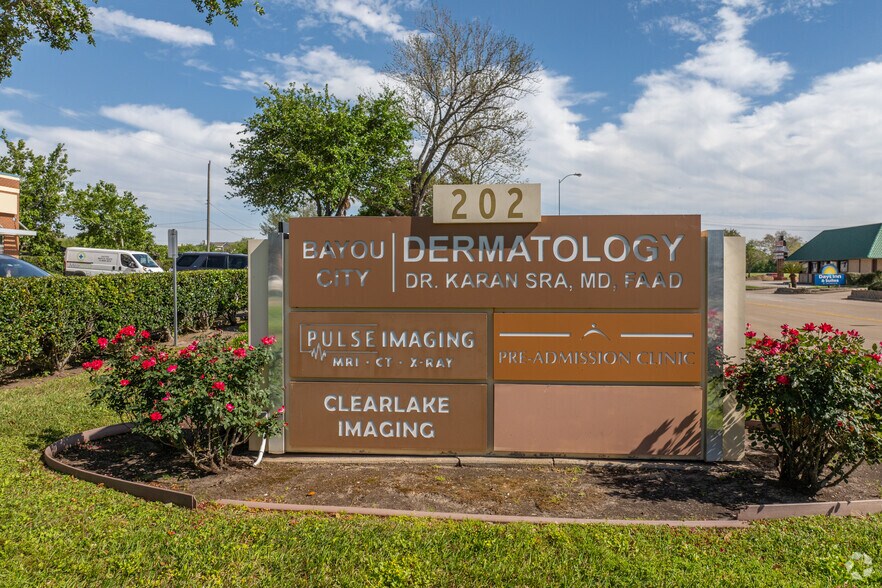 More Photos Of 202 N Texas Ave, Webster Medical For Lease