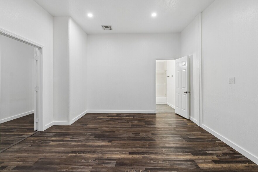 More Photos Of 6536 Lincoln Way N, Saint Petersburg Warehouse For Lease