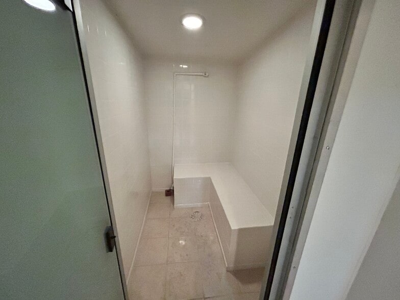 More Photos Of 669 E 185th St, Euclid General Retail For Sale