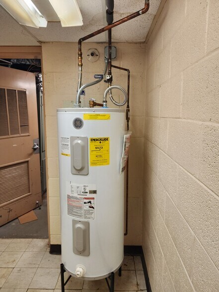 More Photos Of 139 N Main St, Jonesboro Bank For Lease