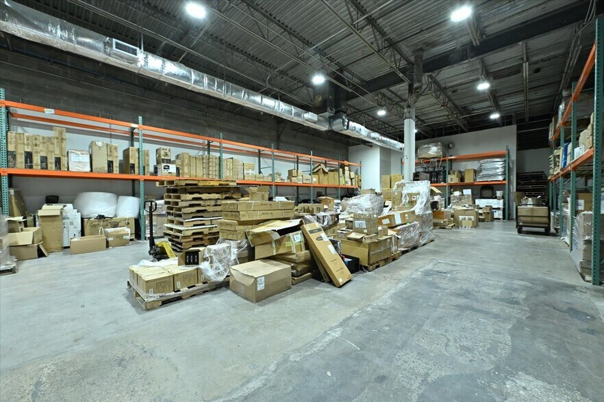 More Photos Of 10 Commerce Dr, Hauppauge Manufacturing For Lease