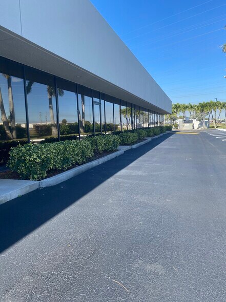 More Photos Of 5840 Corporate Way, West Palm Beach Flex For Lease