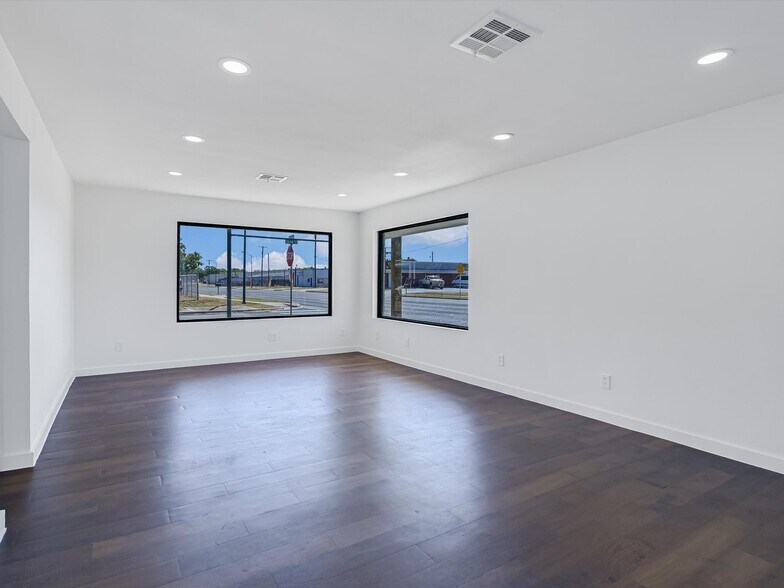 More Photos Of 900 W 2nd St, Taylor Office Residential For Lease