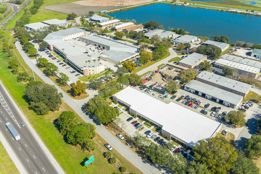 More Photos Of 567-585 Interstate Blvd, Sarasota Showroom For Lease