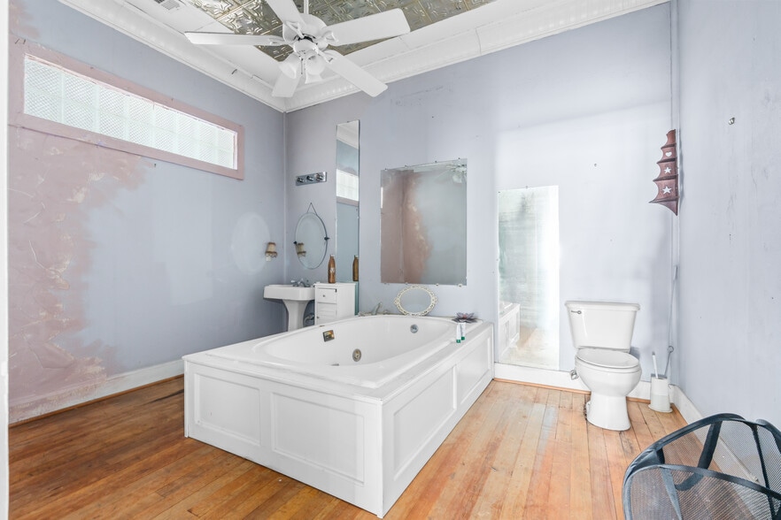 More Photos Of 207 E Elm St, Hillsboro Storefront Retail Residential For Sale