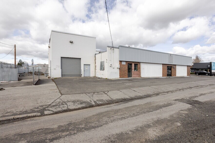 More Photos Of 999 NE 2nd St, Bend Freestanding For Lease