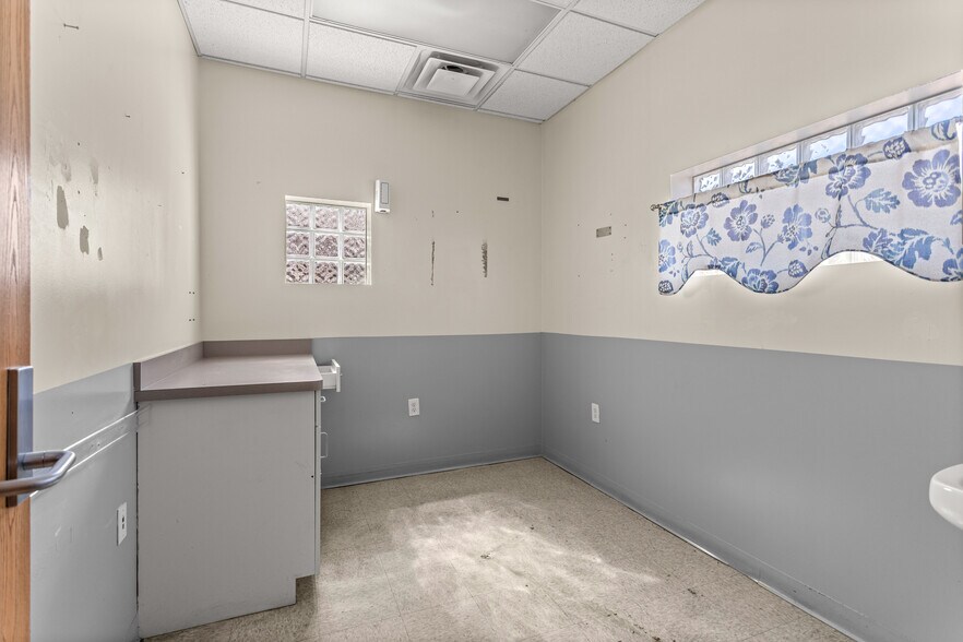 More Photos Of 18917 Joy Rd, Detroit Medical For Sale