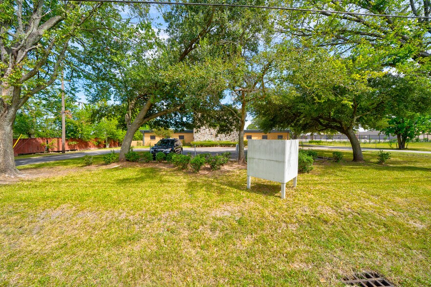 More Photos Of 9941 Rowlett Rd, Houston Medical For Lease
