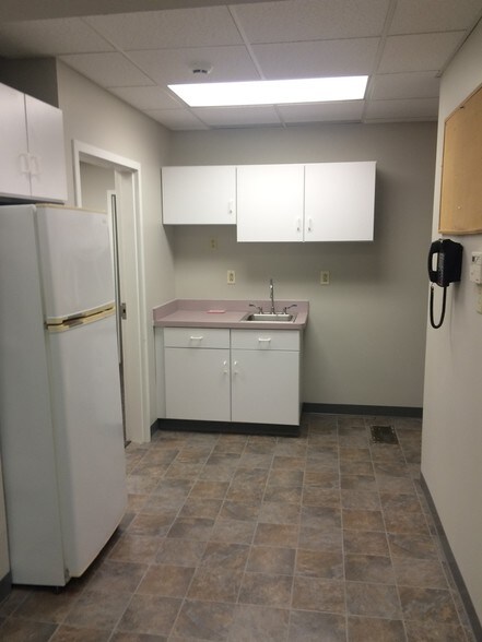 More Photos Of 8790 E Market St, Warren Medical For Sale