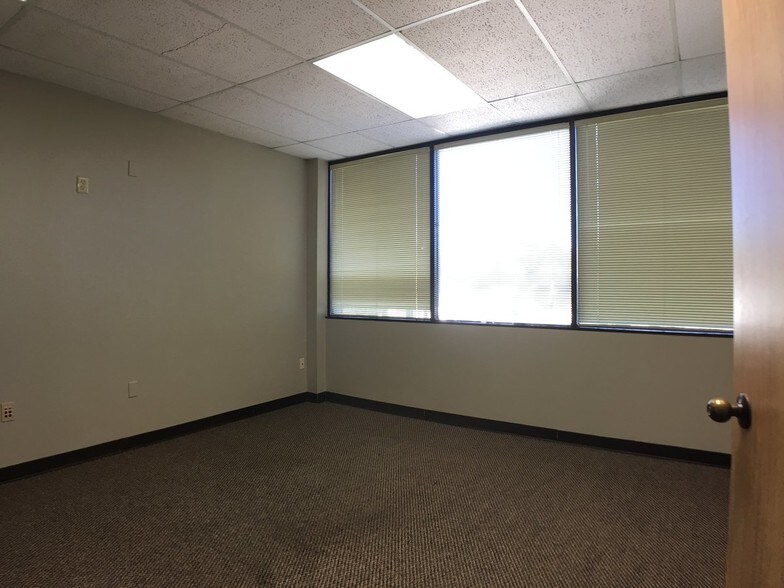 More Photos Of 1720 Kaliste Saloom Rd, Lafayette Office For Lease