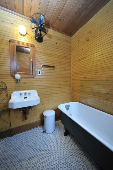 More Photos Of 815-817 Rosedale Dr, New Orleans Office For Sale