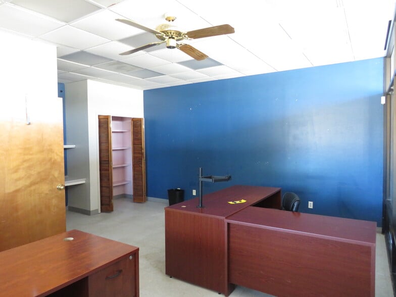 More Photos Of 1205-1211 W Austin St, Port Lavaca Office For Sale