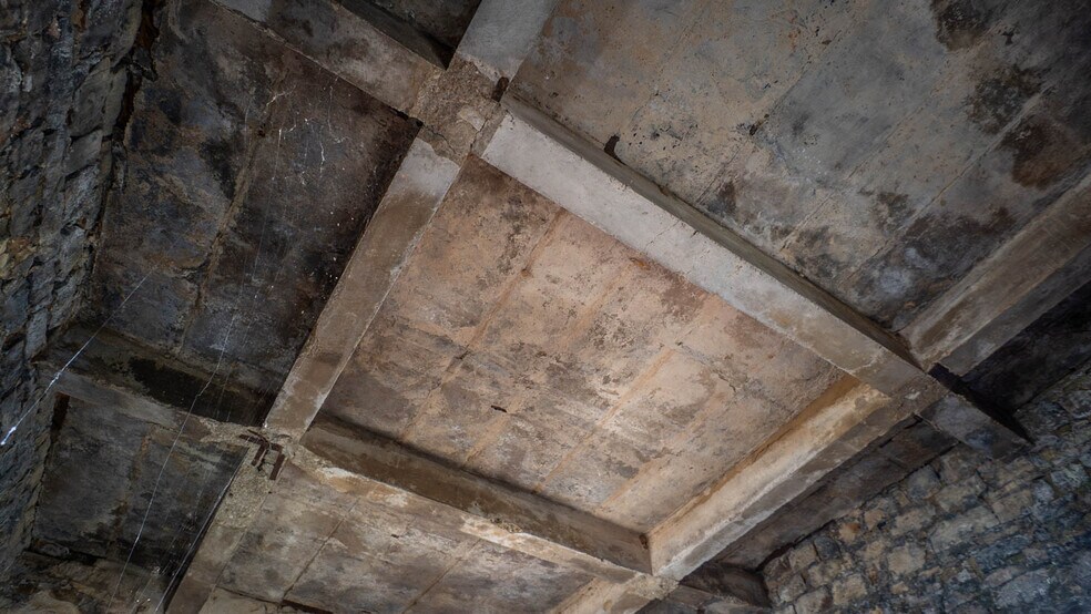 More Photos Of 105 E Couch St, Alton General Retail For Sale