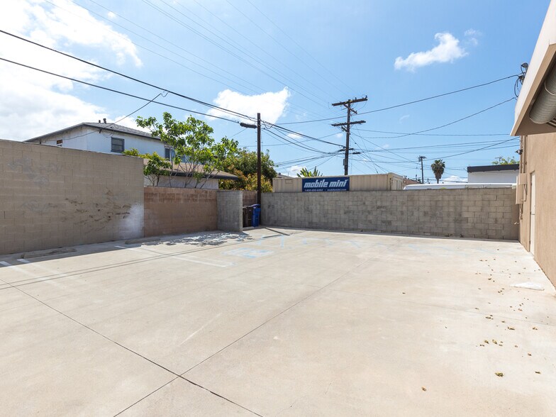 More Photos Of 11708 Inglewood Ave, Hawthorne Warehouse For Sale