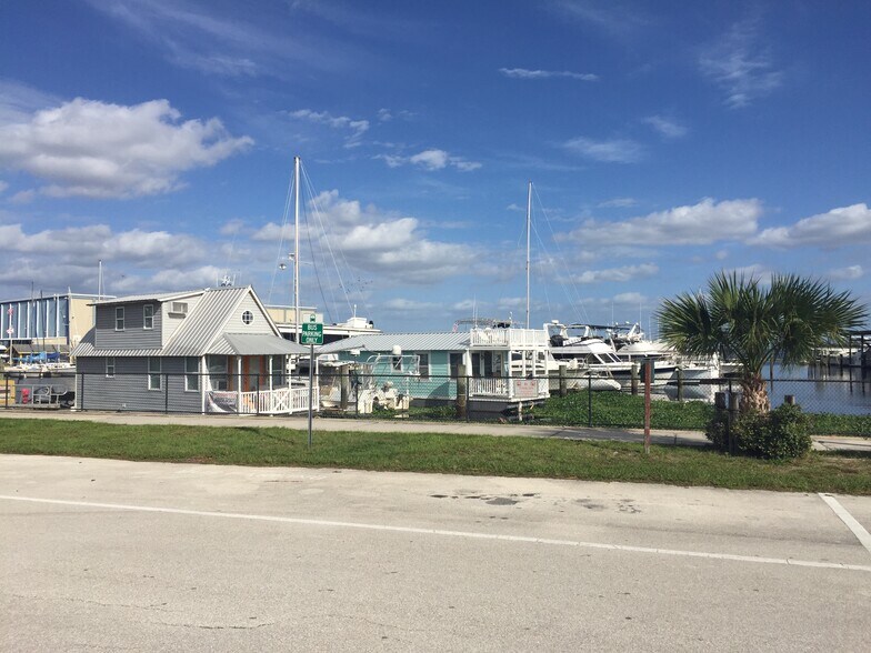 More Photos Of 350 E Seminole Blvd, Sanford Freestanding For Sale