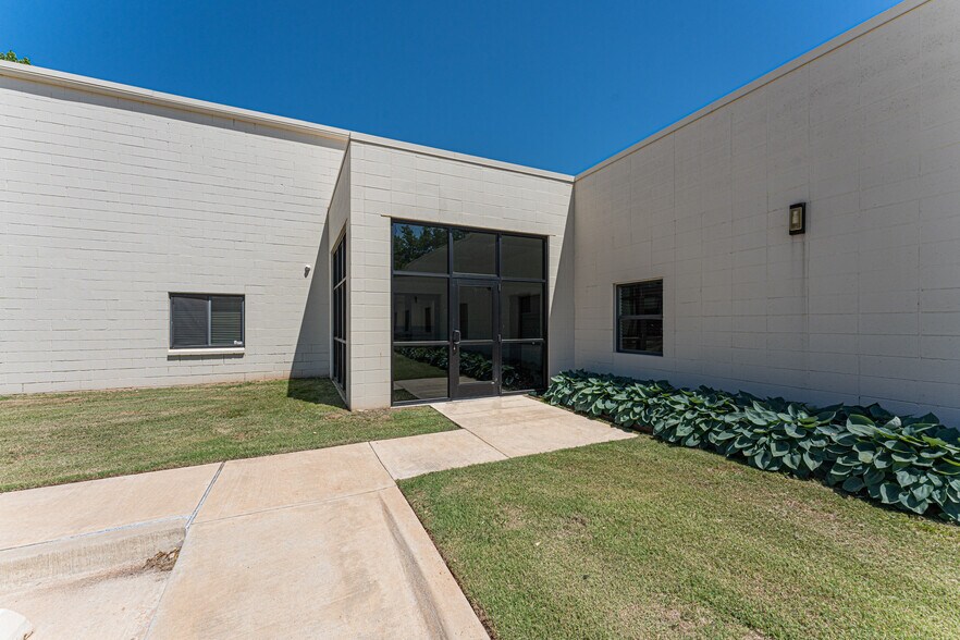 More Photos Of 1900 NE 36th St, Oklahoma City Office For Sale