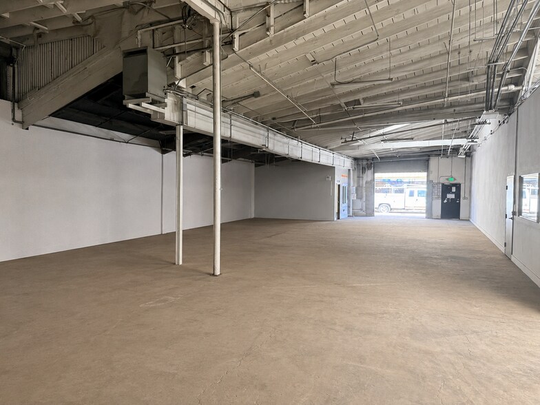 More Photos Of 3100 E 10th St, Oakland Warehouse For Lease