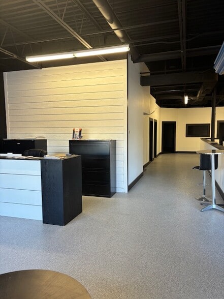 Primary Photo Of 15103-15129 Industrial Rd, Omaha Showroom For Lease