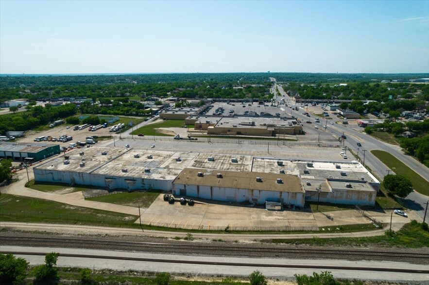 More Photos Of 318 E Long Ave, Fort Worth General Retail For Sale