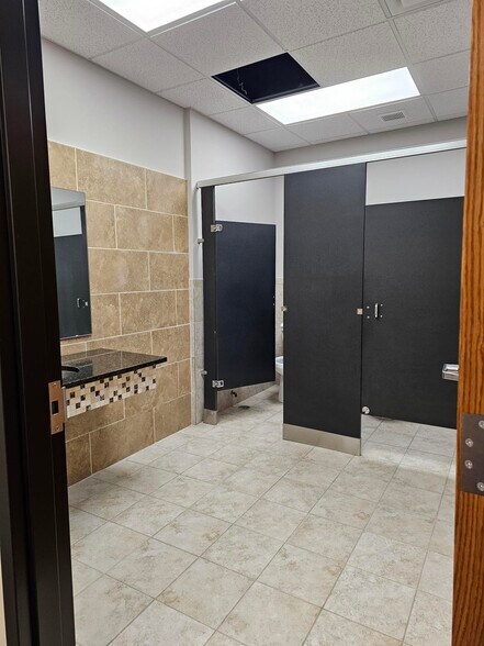 More Photos Of 1210-1218 Windsor Dr, Lee's Summit Office For Lease