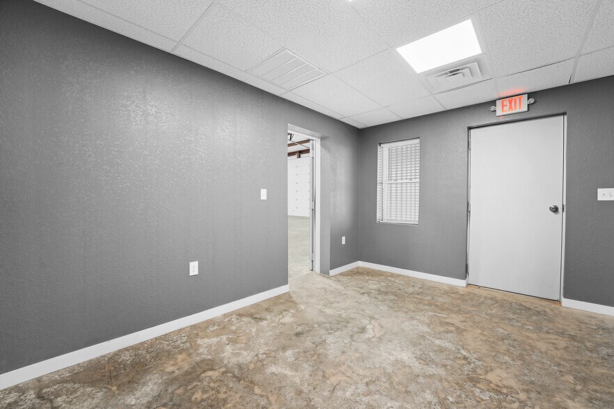 More Photos Of 1701 S Knox Ave, Odessa Warehouse For Lease