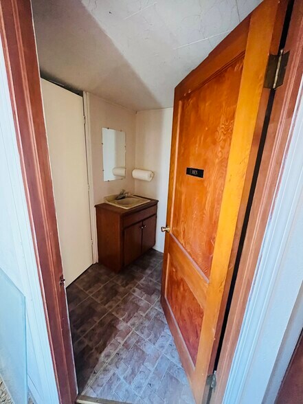 More Photos Of 104 W Walnut Ave, Seminole Religious Facility For Sale