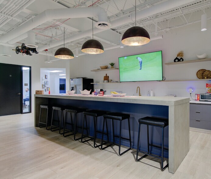 More Photos Of 1610 Des Peres Rd, Des Peres Unknown For Lease