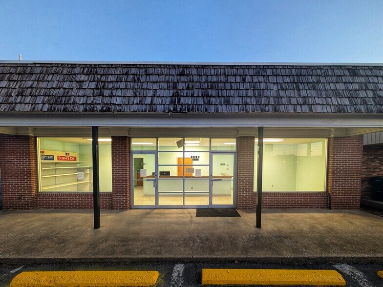 More Photos Of 1208 E Main St, Luray Flex For Sale