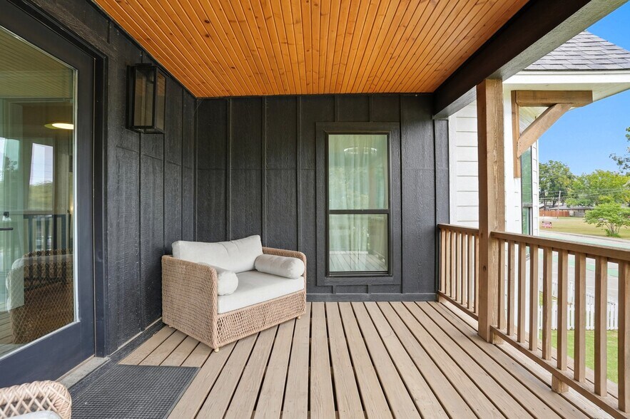 More Photos Of 924 S Main St, Broken Arrow Showroom For Sale