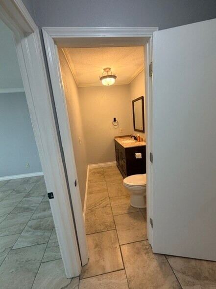 More Photos Of 511 Tower Cir, Oklahoma City Distribution For Lease